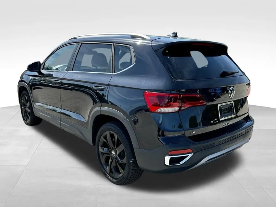 2023 Volkswagen Taos SE photo 1