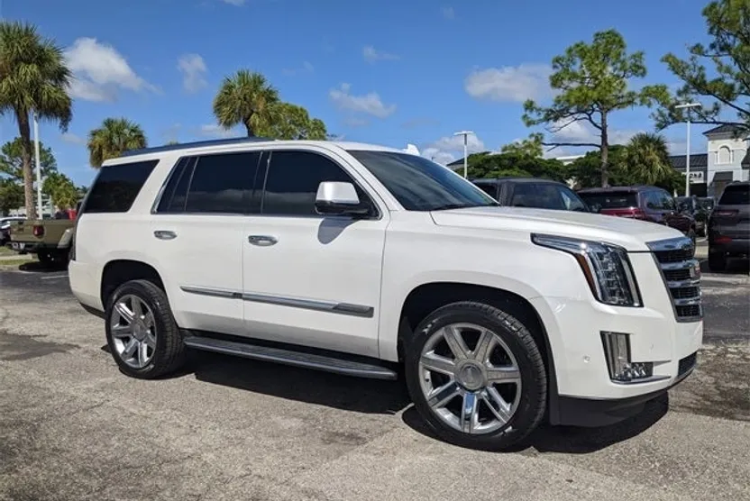 2017 Cadillac Escalade Luxury photo 1