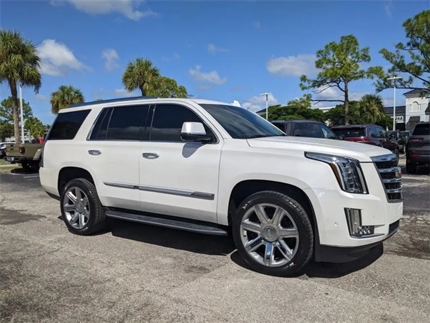2017 Cadillac Escalade Luxury photo 1