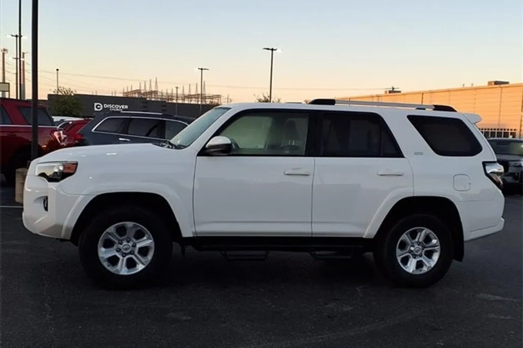 2019 Toyota 4Runner SR5 photo 1