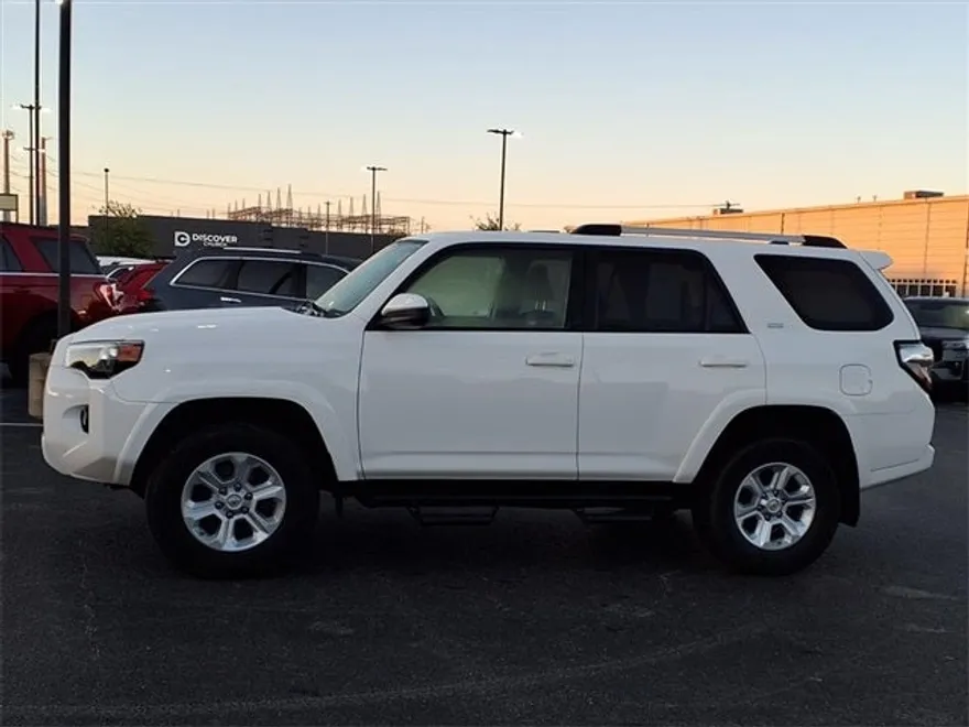 2019 Toyota 4Runner SR5 photo 1