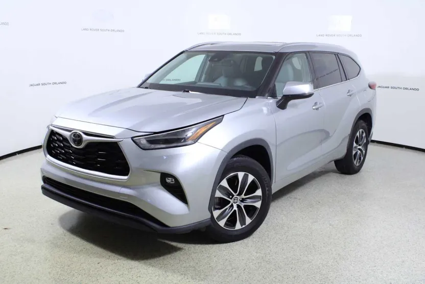 2021 Toyota Highlander XLE photo 1