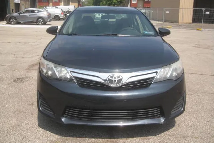 2014 Toyota Camry LE photo 1