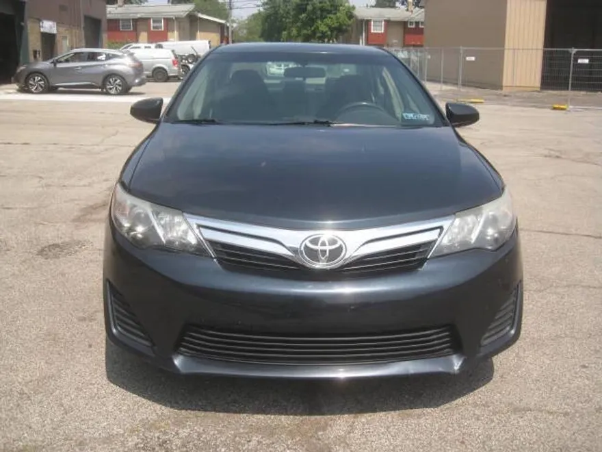 2014 Toyota Camry LE photo 1