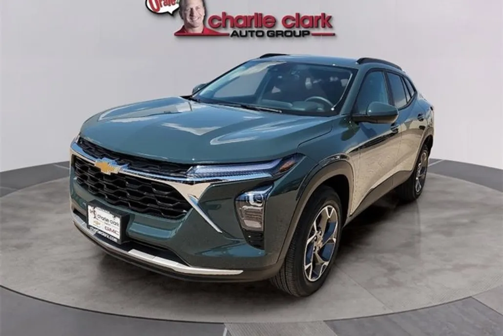 2025 Chevrolet Trax LT photo 1