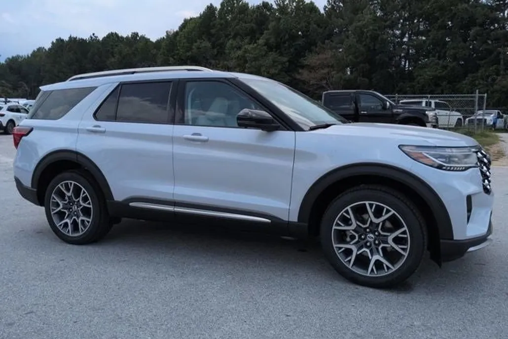 2025 Ford Explorer Platinum photo 1