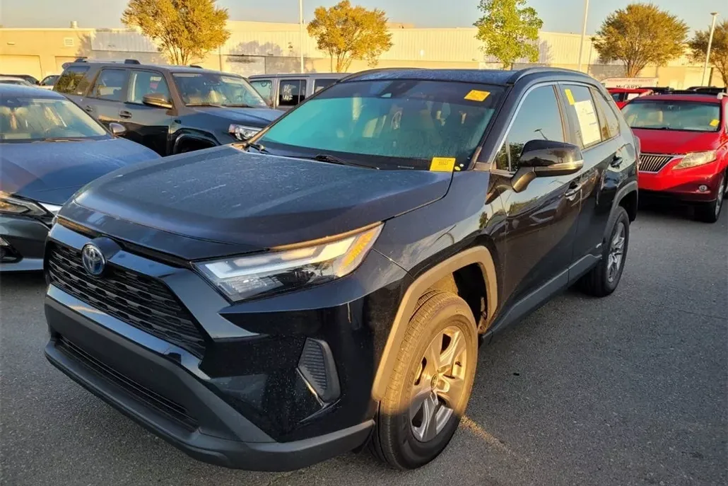 2023 Toyota RAV4 Hybrid XLE photo 1