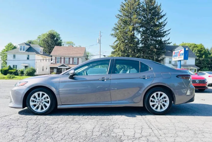 2021 Toyota Camry LE photo 1