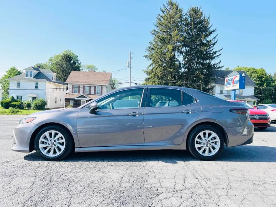 2021 Toyota Camry LE photo 1
