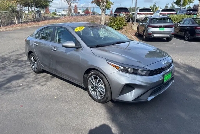 2023 Kia Forte LXS photo 1