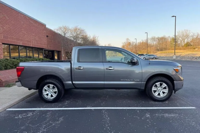 2018 Nissan Titan SV photo 1