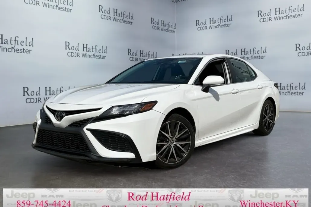 2022 Toyota Camry SE photo 1