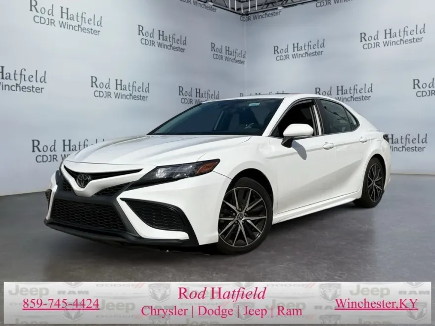 2022 Toyota Camry SE photo 1
