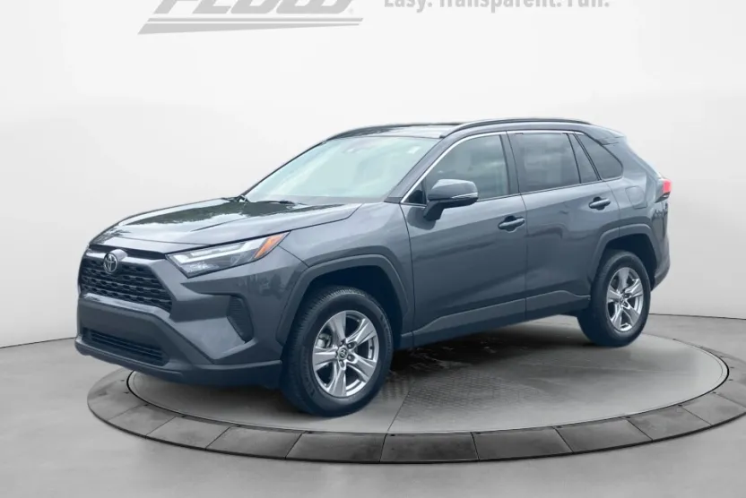 2022 Toyota RAV4 XLE photo 1