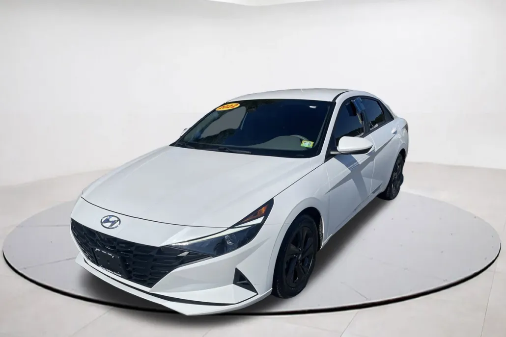 2022 Hyundai Elantra SEL photo 1