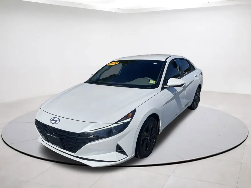 2022 Hyundai Elantra SEL photo 1