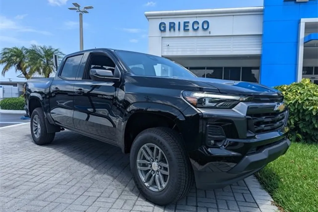 2025 Chevrolet Colorado Work Truck LT photo 1