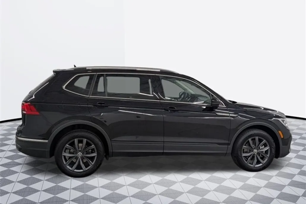 2022 Volkswagen Tiguan SE photo 1