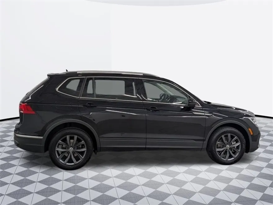 2022 Volkswagen Tiguan SE photo 1