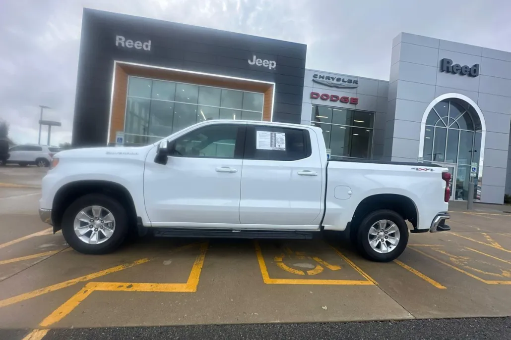2022 Chevrolet Silverado 1500 LT photo 1