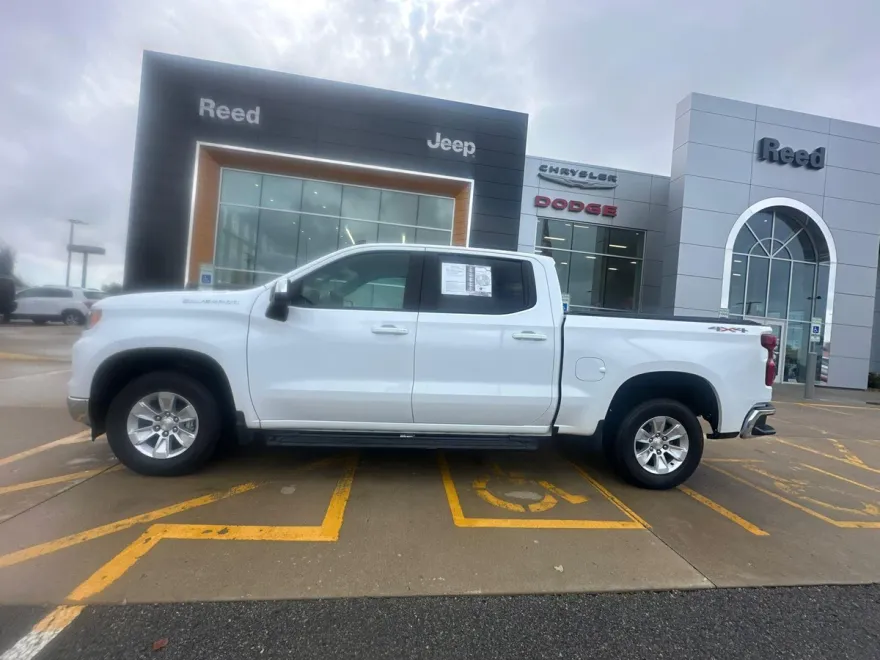 2022 Chevrolet Silverado 1500 LT photo 1