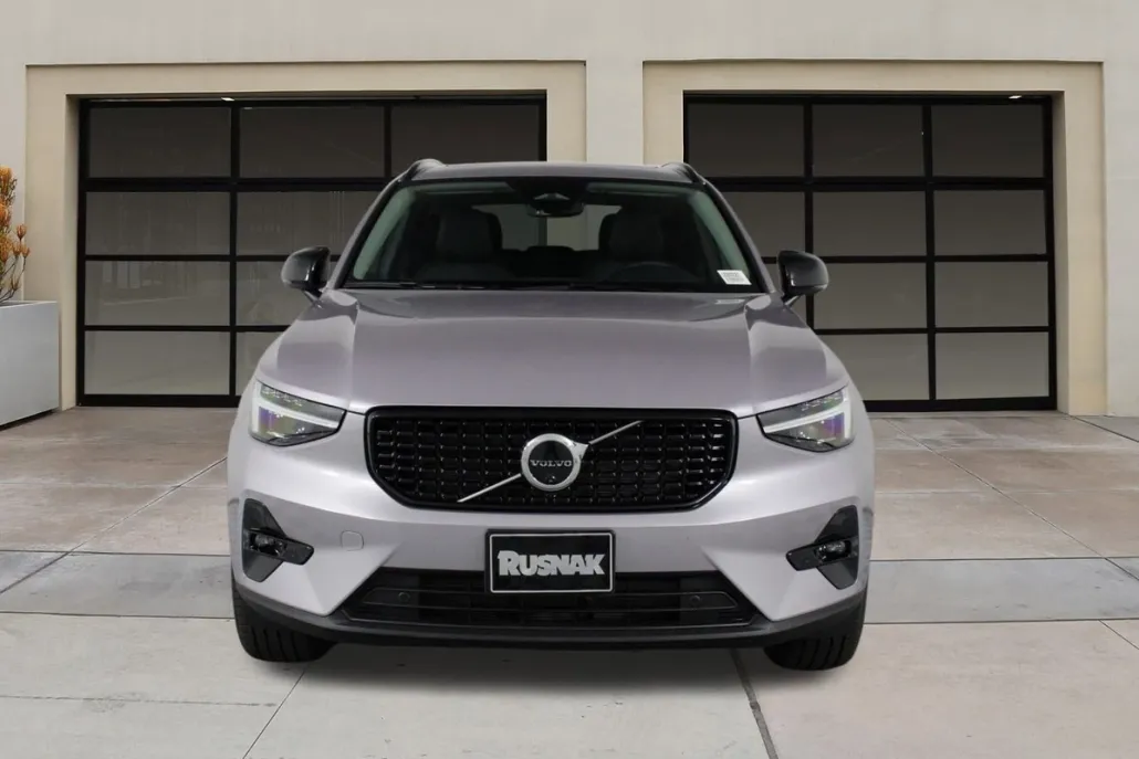 2026 Volvo XC40 photo 1