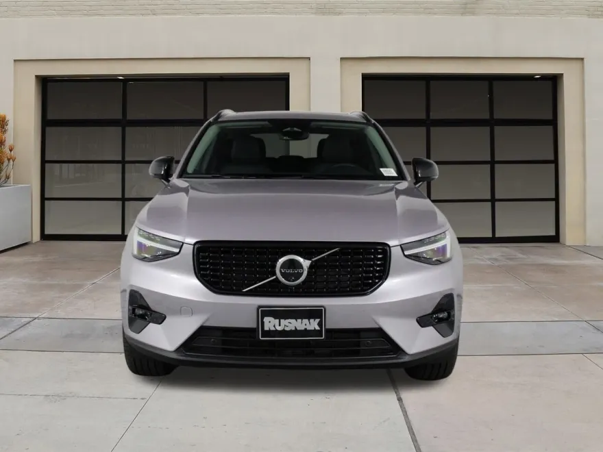 2026 Volvo XC40 photo 1