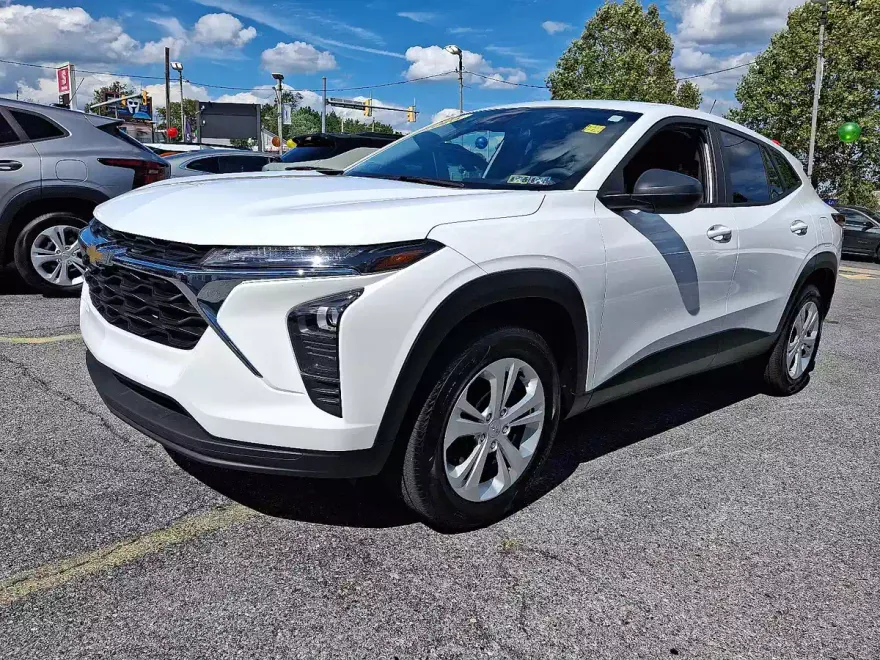 2025 Chevrolet Trax LS photo 1