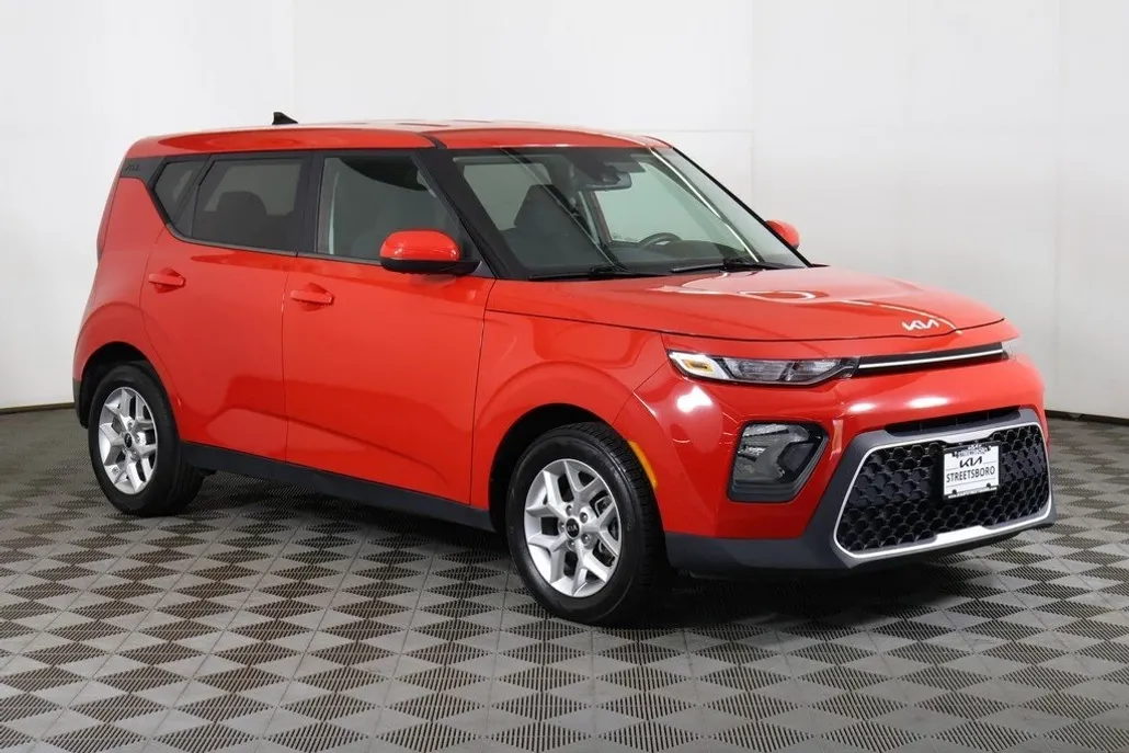 2022 Kia Soul LX photo 1