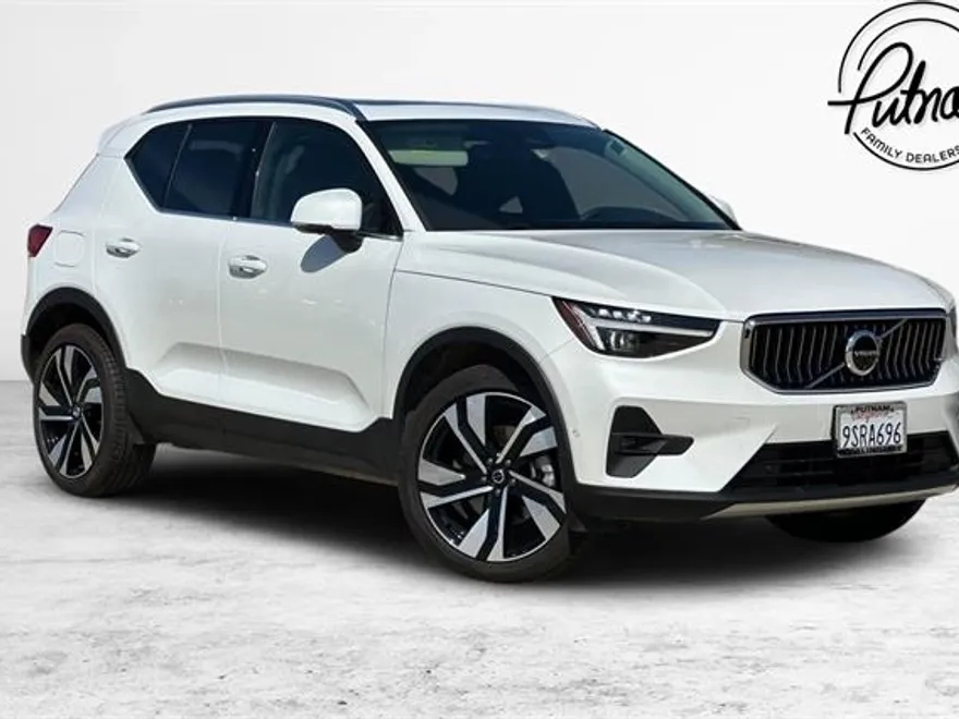 2025 Volvo XC40 photo 1
