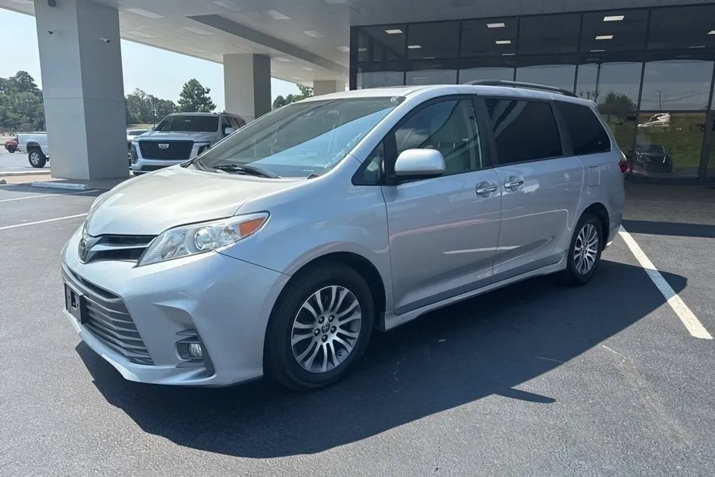 2020 Toyota Sienna XLE photo 1