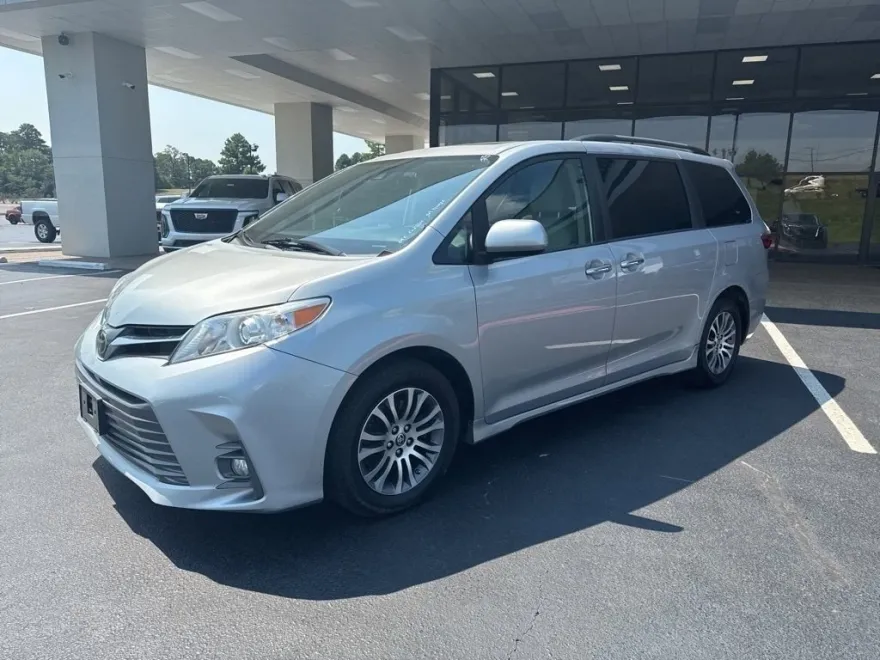 2020 Toyota Sienna XLE photo 1