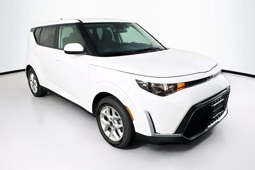 2023 Kia Soul LX photo 1