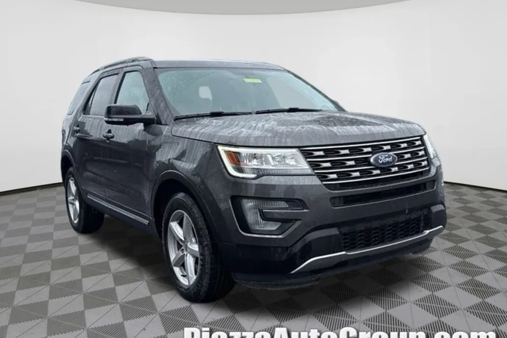 2017 Ford Explorer XLT photo 1