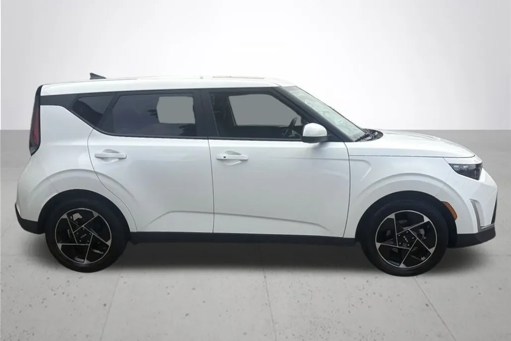 2023 Kia Soul EX photo 1