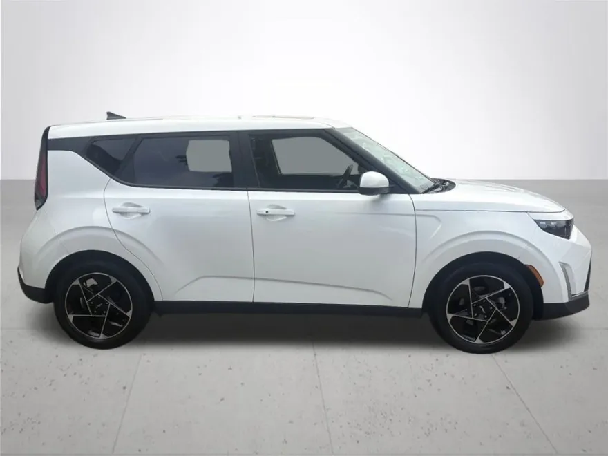 2023 Kia Soul EX photo 1