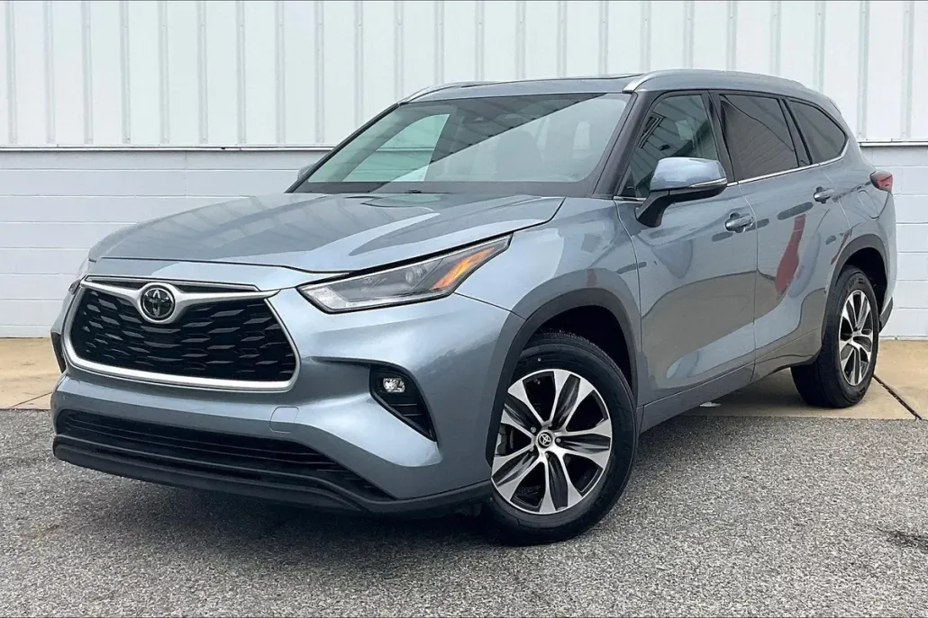 2021 Toyota Highlander XLE photo 1
