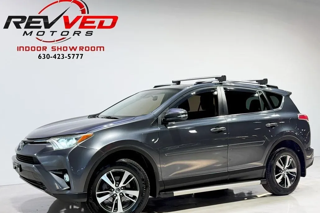 2017 Toyota RAV4 XLE photo 1
