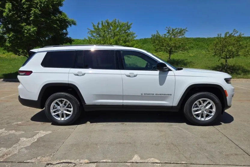 2025 Jeep Grand Cherokee Laredo X photo 1