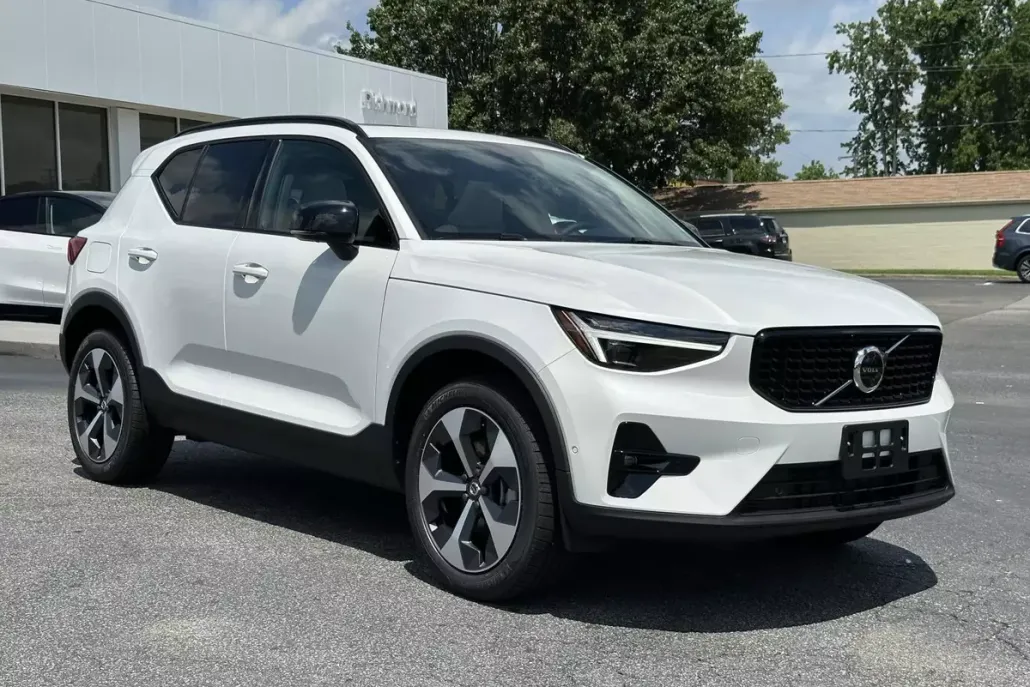 2026 Volvo XC40 Plus photo 1