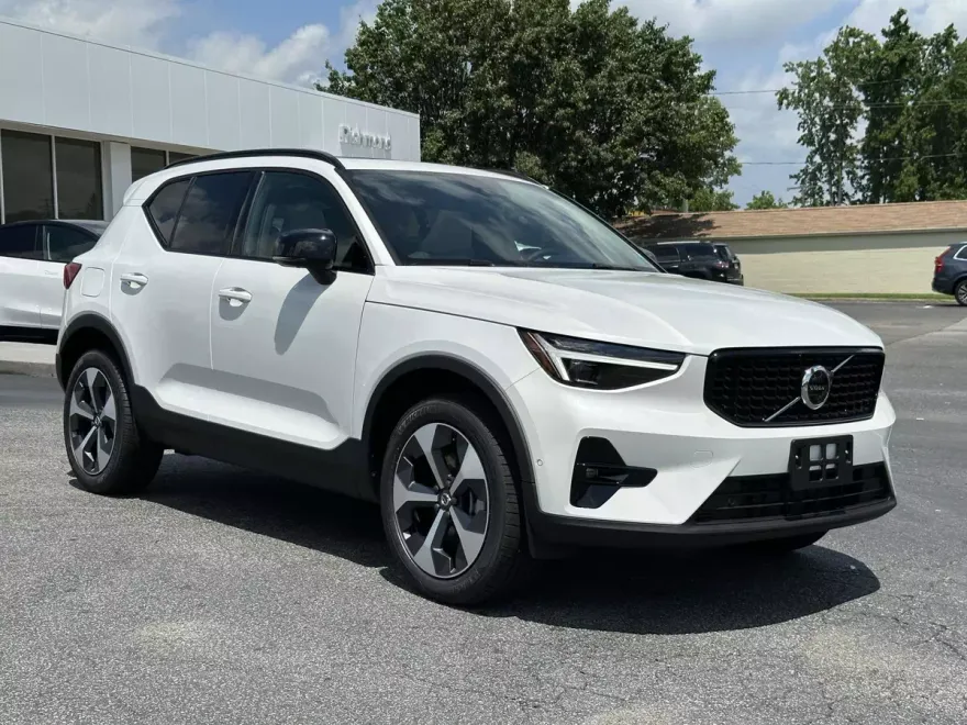 2026 Volvo XC40 Plus photo 1