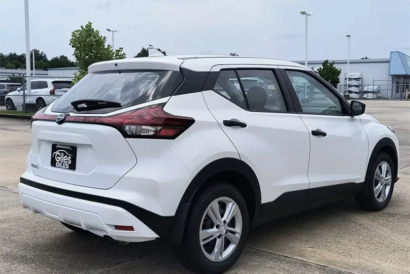 2025 Nissan Kicks Play S photo 1