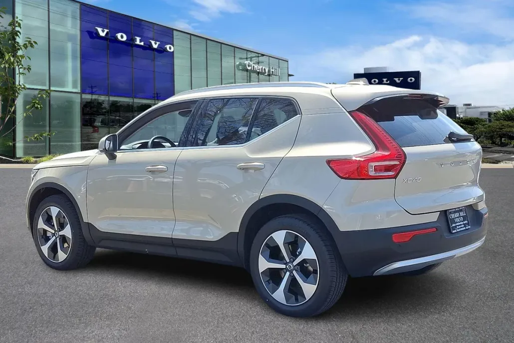 2025 Volvo XC40 Core photo 1
