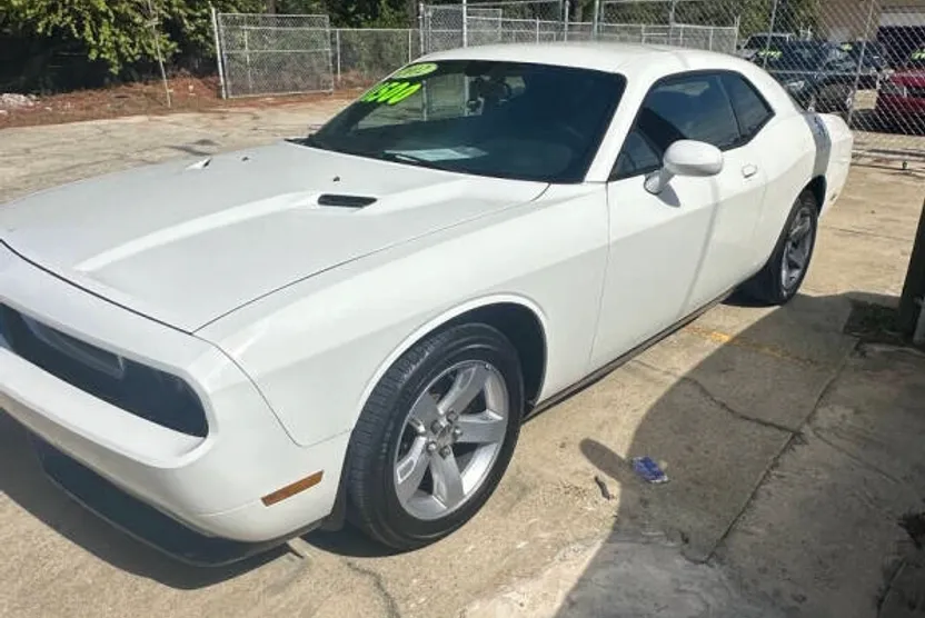 2012 Dodge Challenger SXT photo 1