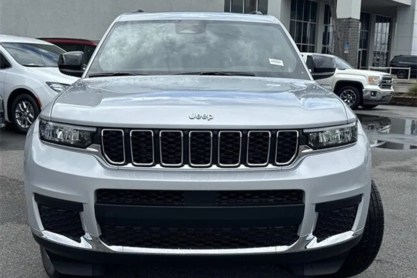 2025 Jeep Grand Cherokee Laredo Altitude photo 1