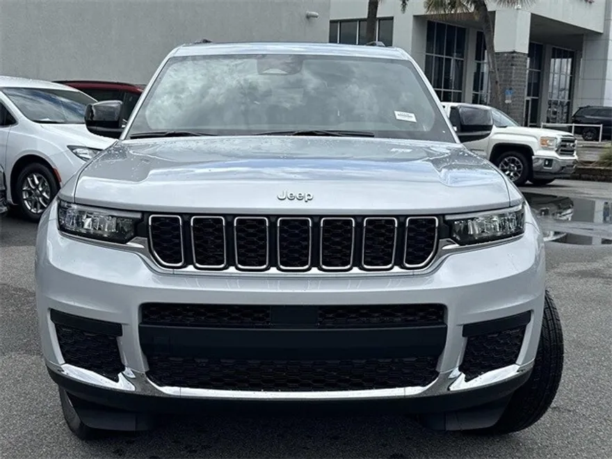 2025 Jeep Grand Cherokee Laredo Altitude photo 1