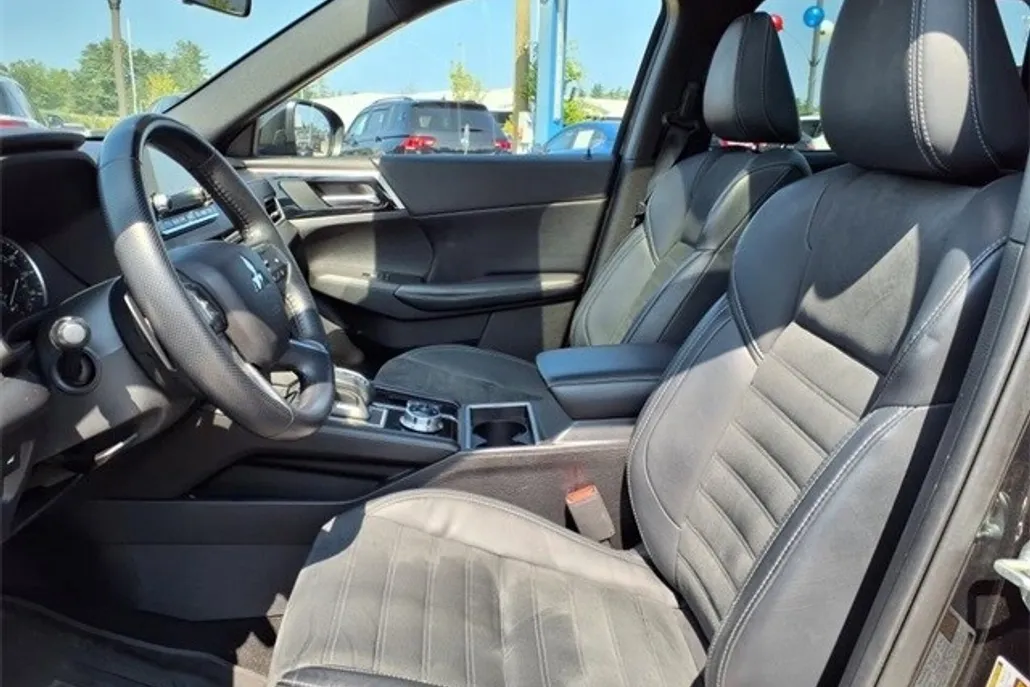 2022 Mitsubishi Outlander Black Edition photo 1