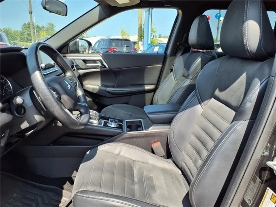 2022 Mitsubishi Outlander Black Edition photo 1