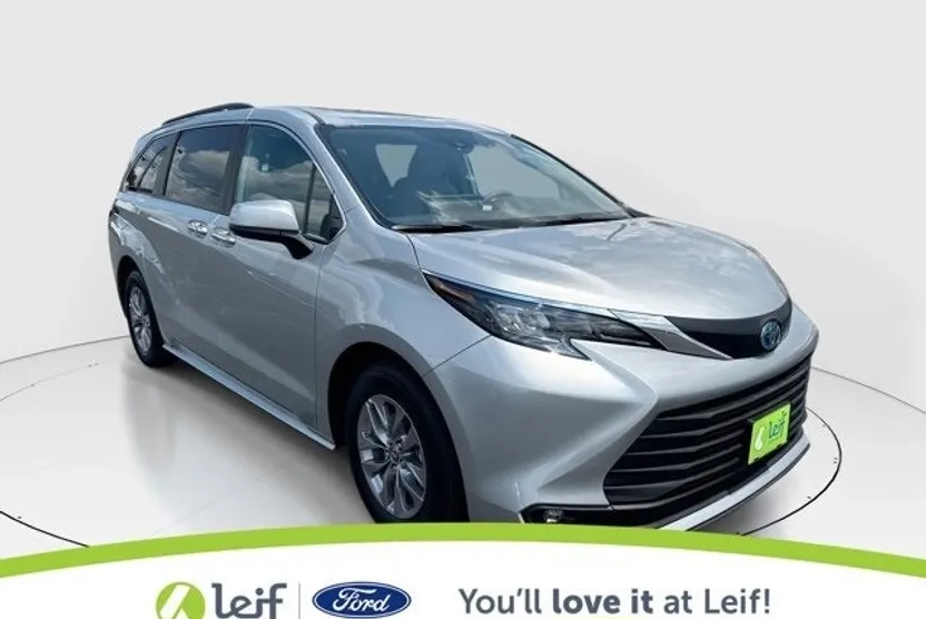 2025 Toyota Sienna XLE photo 1