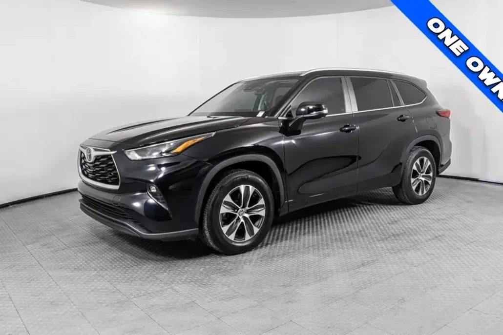 2023 Toyota Highlander XLE photo 1